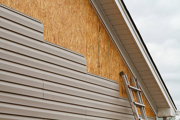 Professional Vinyl Siding technician working in Seaford, NY